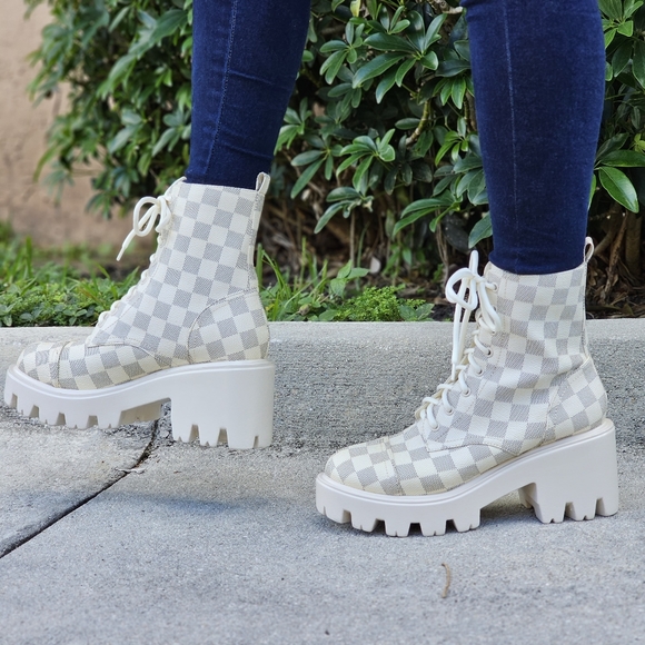 Womens Checkered Lace Up Block Heel Boots - Picture 3 of 6